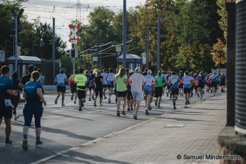 Copyright / Bildhinweis: Die Bilder zeigen Laufende beim Stadtwerke-Volkslauf. Stadtwerke Karlsruhe / Fotograf: Samuel Mindermann