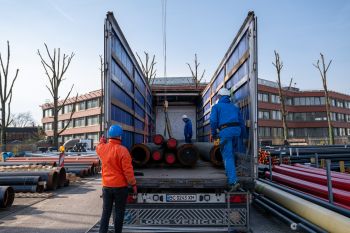 Verladen der Fernwärmerohre