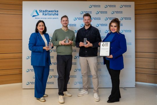 Stadtwerke-Geschäftsführerin Iman El Sonbaty (ganz rechts) hält die Preis-Urkunde in den Händen. Mit dabei: Lizette Ruiz Guevara (ganz links), Bereichsleitung Marketing & Kommunikation, sowie Marketing-Abteilungsleiter Tim Thumulka (Mitte rechts) und Konstantin Maier, Projektleiter Marketing Kampagnen.