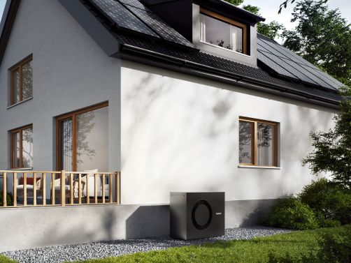 Haus mit Wärmepumpe davor