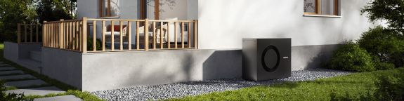 Haus mit Wärmepumpe davor