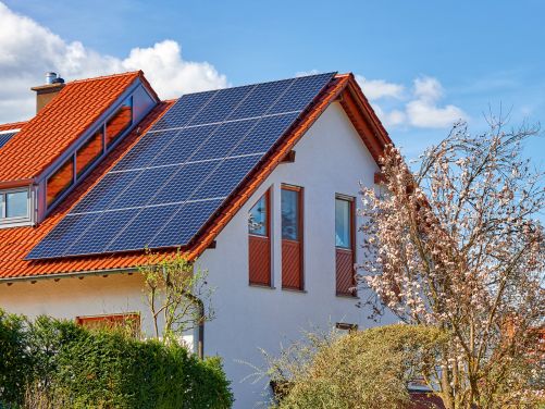 PV-Anlage auf rotem Hausdach