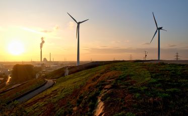 Windräder auf dem Energieberg Karlsruhe bei Sonnenuntergang