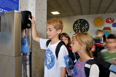 Kinder zapfen frisches Trinkwasser für die Pause.
