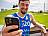Sportler vor einer SportBox mit einem Handy in der Hand