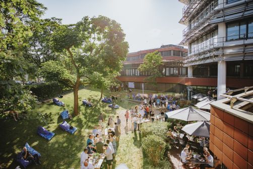 Entspannte Musik, gutes Essen und persönlicher Austausch: Rund 200 Gäste feierten im Außenbereich der Kantine der Stadtwerke Karlsruhe den gemeinsamen Erfolg der Energiespar-Challenge. Fotos: Samuel Mindermann