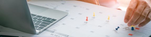 Kalender mit Stecknadeln