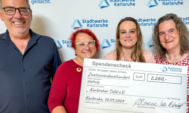 Stadtwerke-Mitarbeitende spenden 2.260 Euro an die Karlsruher Tafel