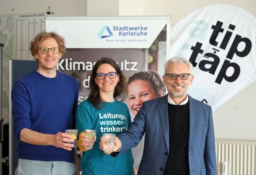 Machen sich gemeinsam im Wasser-Quartier für das Karlsruher Trinkwasser stark: Thomas Frank und Nadine Bolch von a tip:tap mit Matthias Maier von den Stadtwerken Karlsruhe. Foto: Uli Deck