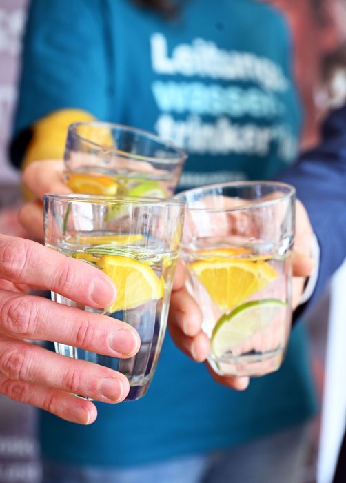 Wohl bekommt es! Im Wasser-Quartier soll das Bewusstsein für Trinkwasser in der Nachbarschaft gefördert werden. Das Partnernetzwerk zeigt die Vorteile von Leitungswasser auf, engagiert sich für bessere Zugänge zu Trinkwasser und trägt zum Klima- und Umweltschutz bei. Foto: Uli Deck