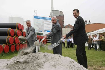 26. Mai 2008: Oberbürgermeister Heinz Fenrich (mitte), MiRO- Geschäftsführer Dr. Hans -Gerd Löhr (rechts) und Dr. Karl Roth, technischer Stadtwerke-Geschäftsführer, beim symbolischen Spatenstich für das Großprojekt