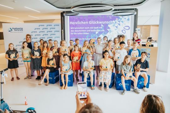 Die jungen Gewinnerinnen und Gewinner bei der Preisverleihung