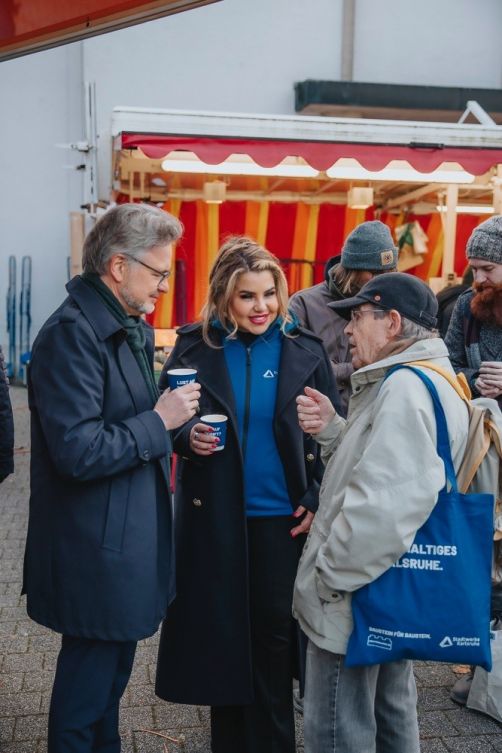 Das Stadtwerke-Team feiert zusammen mit dem Team der Europäischen Investitionsbank die Unterzeichnung des Förderdarlehens. (Mitte links: Stadtwerke-Geschäftsführungsvorsitzender Michael Homann; Mitte rechts: EIB-Vizepräsidentin Nicola Beer)