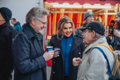 Gute Gespräche und ehrliche Rückmeldungen in Rüppurr: Oberbürgermeister Frank Mentrup und Stadtwerke Geschäftsführerin Iman El Sonbaty im Austausch mit Bürgerinnen und Bürgern