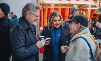 Gute Gespräche und ehrliche Rückmeldungen in Rüppurr: Oberbürgermeister Frank Mentrup und Stadtwerke Geschäftsführerin Iman El Sonbaty im Austausch mit Bürgerinnen und Bürgern