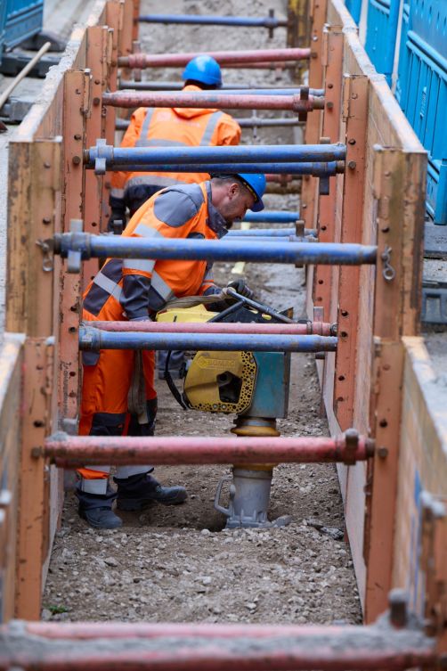 Mitarbeitende arbeiten auf einer Fernwärme-Baustelle in Karlsruhe. 