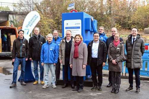 Das Stadtwerke-Team feiert zusammen mit dem Team der Europäischen Investitionsbank die Unterzeichnung des Förderdarlehens. (Mitte links: Stadtwerke-Geschäftsführungsvorsitzender Michael Homann; Mitte rechts: EIB-Vizepräsidentin Nicola Beer)